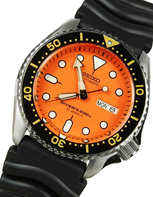 Load image into Gallery viewer, SKX011J SKX011J1 Seiko Automatic 21 Jewels Male Divers Watch + Extra Strap
